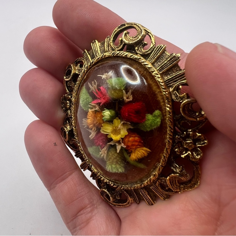 Amazing Vintage Real Dried Flower Brooch Cameo Style Gold Tone Setting